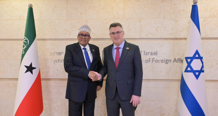 El presidente de Somalilandia, Abdirahman Mohamed Abdillahi, junto al canciller de Israel, Gideon Saar, en Jerusalén