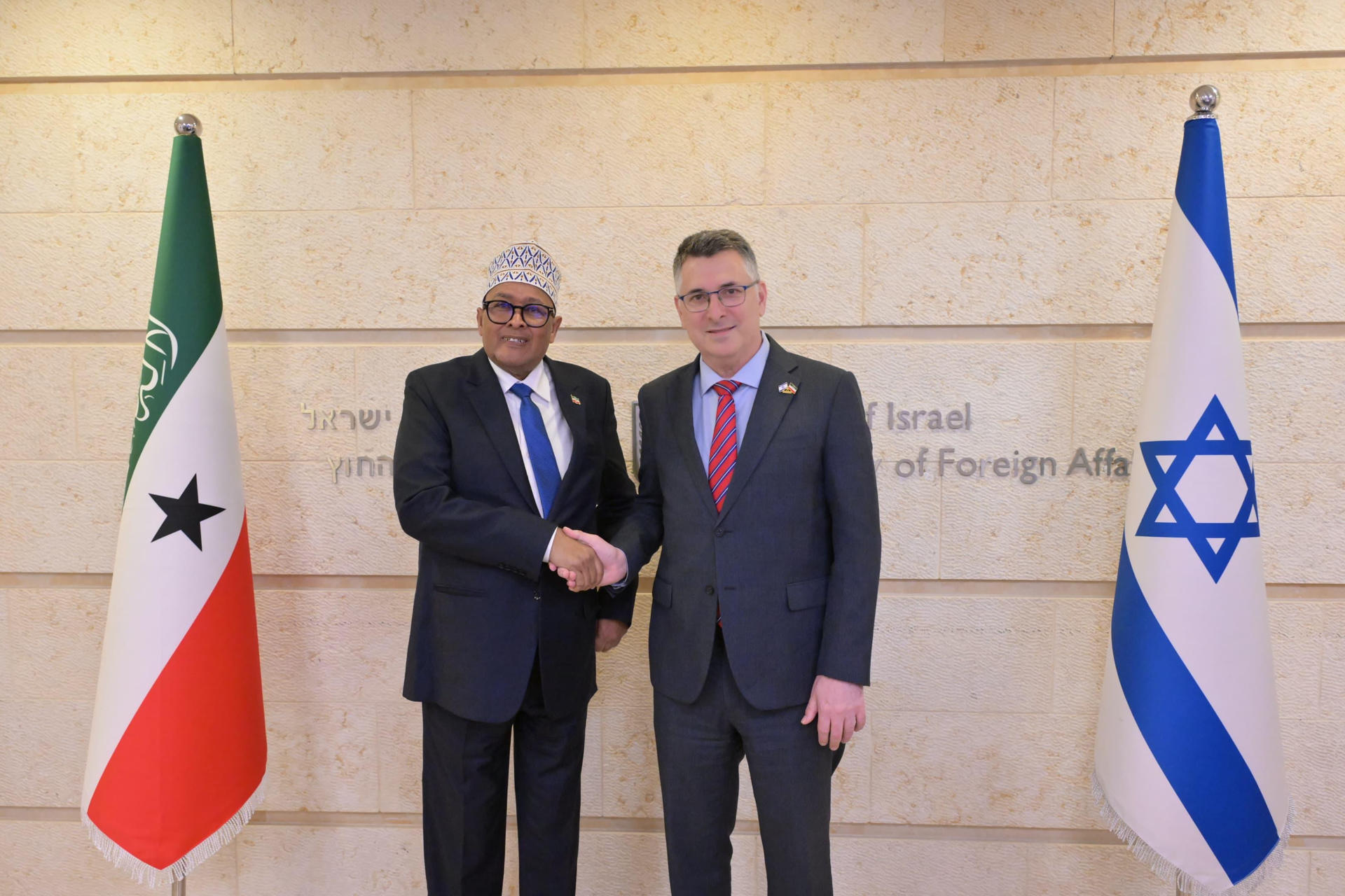 El presidente de Somalilandia, Abdirahman Mohamed Abdillahi, junto al canciller de Israel, Gideon Saar, en Jerusalén