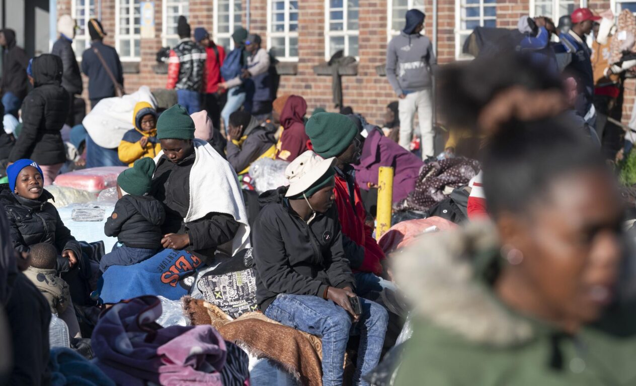 Zimbabuenses buscan refugio en el Centro de Repatriación del Departamento de Asuntos Internos en Epping, Ciudad del Cabo