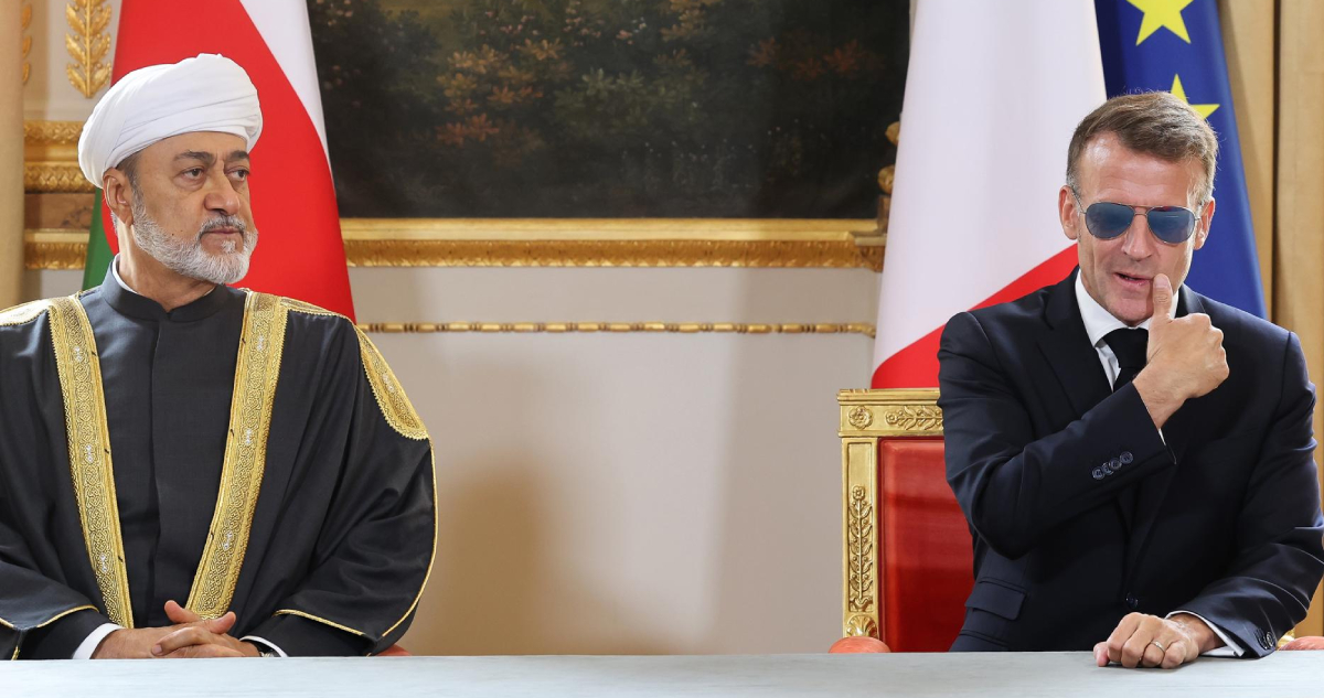 El Sultán que se sentó junto a Macron para celebrar millonarias inversiones francesas en Omán