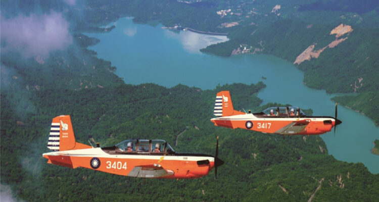Tragedia en Fuerza Aérea de Taiwán: dos pilotos mueren tras estrellarse avión en pleno entrenamiento