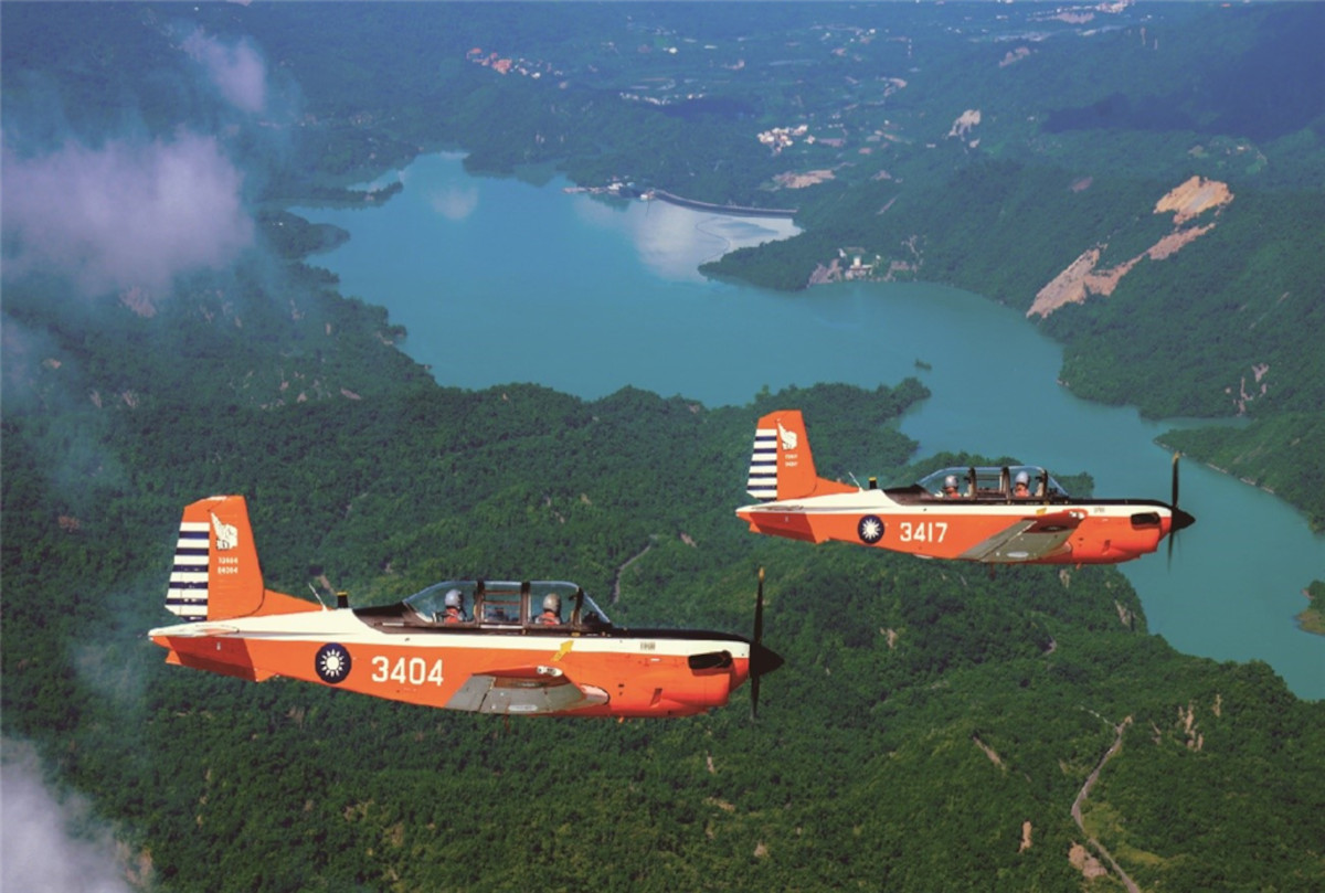 Tragedia en Fuerza Aérea de Taiwán: dos pilotos mueren tras estrellarse avión en pleno entrenamiento