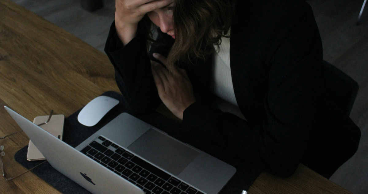 Foto de una mujer haciendo teletrabajo