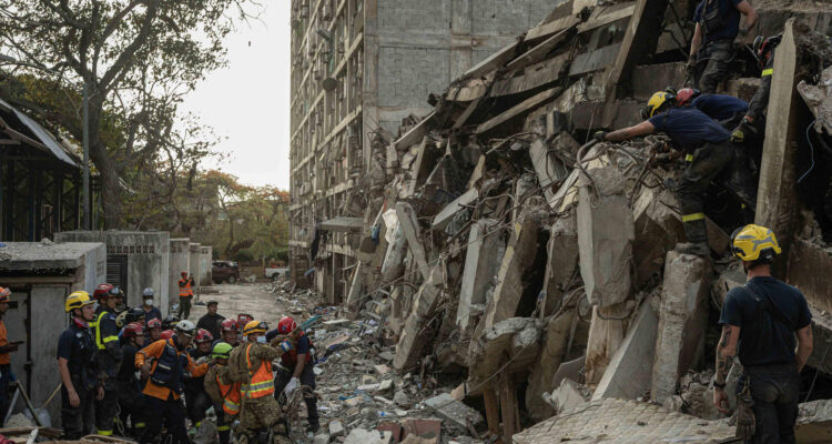 Rescatistas buscan sobrevivientes por el doble terremoto en Catia La Mar, estado de La Guaira