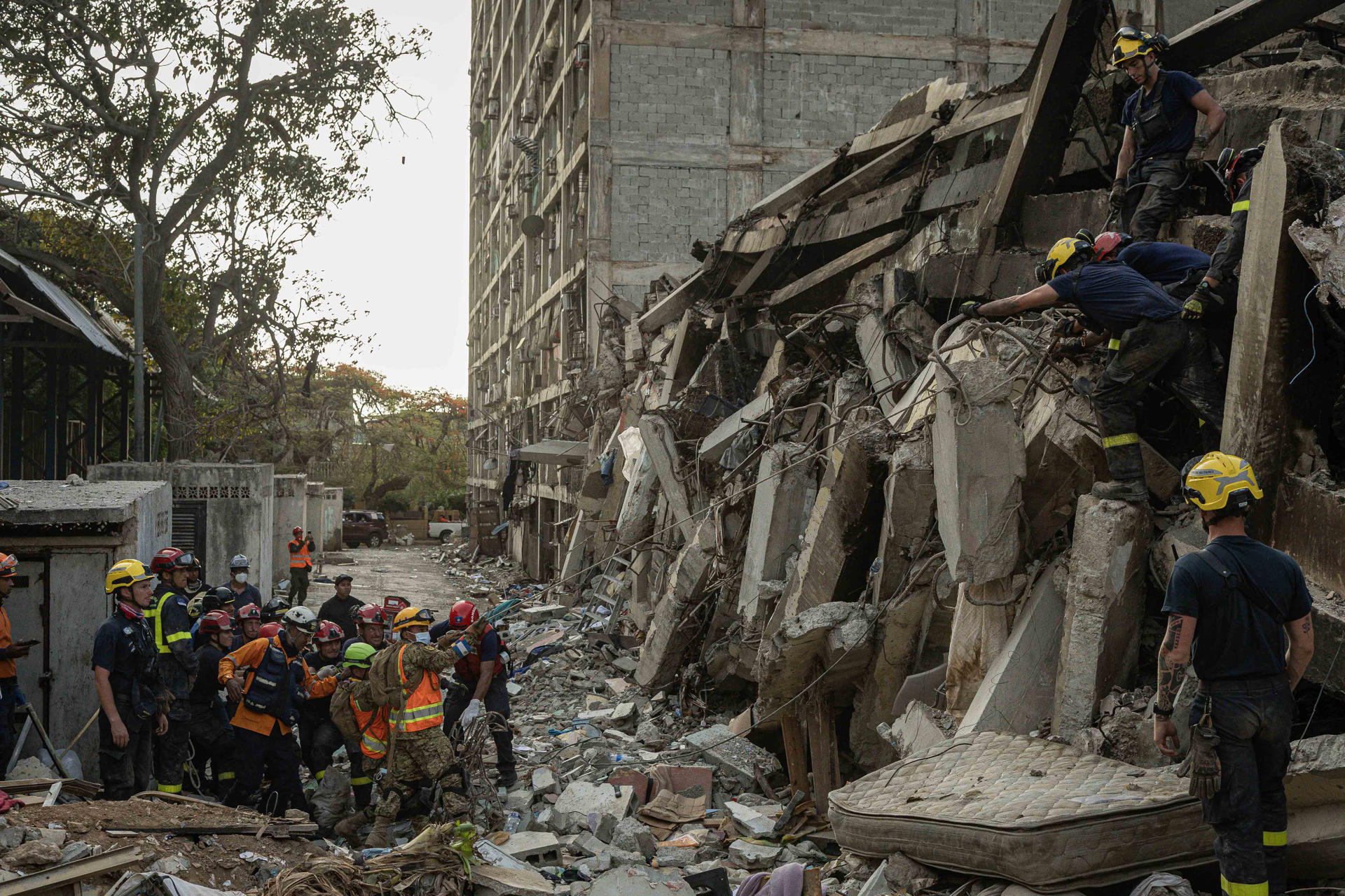 Rescatistas buscan sobrevivientes por el doble terremoto en Catia La Mar, estado de La Guaira