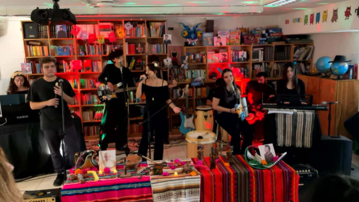 Colegio de Peñalolén replica escenario del Tiny Desk para darle una lección a sus alumnos