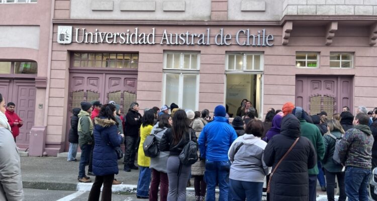 https://media.biobiochile.cl/wp-content/uploads/2026/06/toma-uach-750x400.jpg