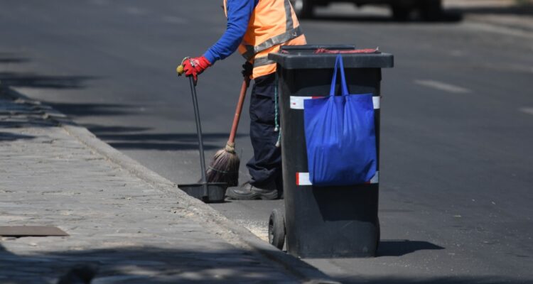 Trabajadores de aseo en Valdivia