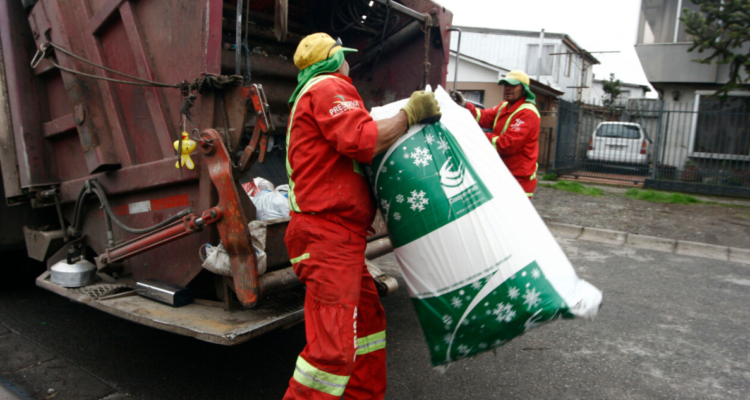 Trabajadores del aseo en Valdivia evalúan huelga indefinida y advierten suspensión del servicio