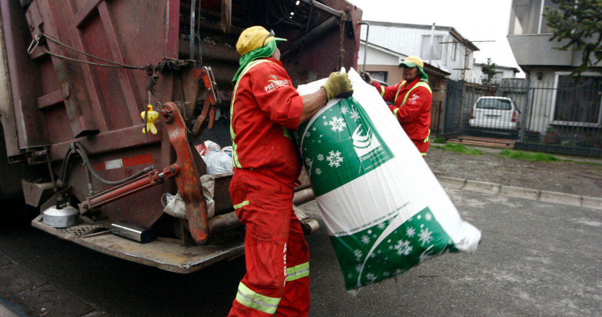 Trabajadores del aseo en Valdivia evalúan huelga indefinida y advierten suspensión del servicio