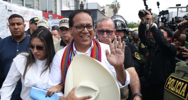 Tras votar, Roberto Sánchez afirma no tener ningún asunto pendiente con Chile por las fronteras