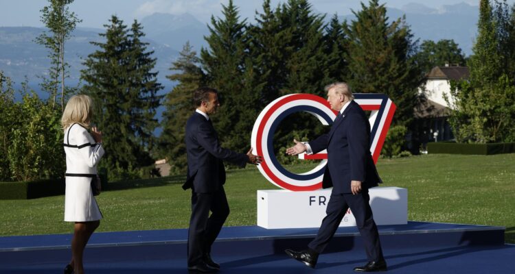 El presidente francés Emmanuel Macron y su esposa Brigitte Macron reciben al presidente estadounidense Donald Trump