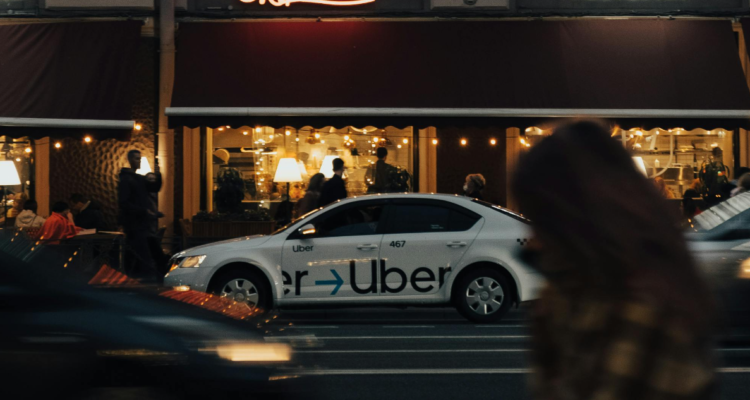 Uber busca reordenamiento y despedirá al 23% de su plantilla de trabajadores