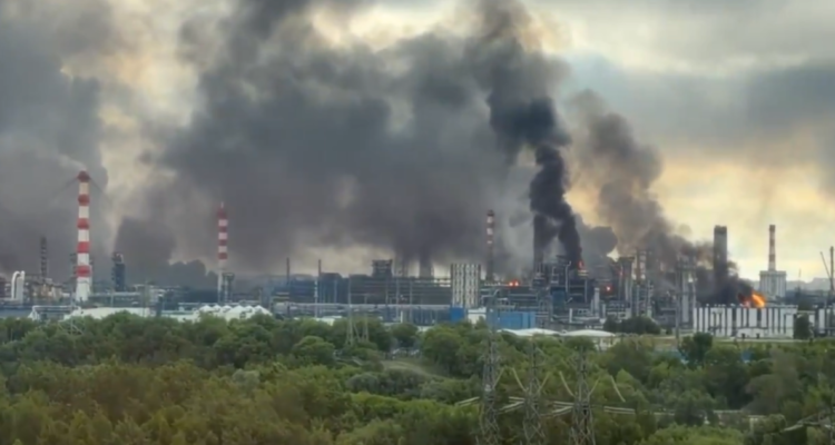 refinería rusa incendiándose