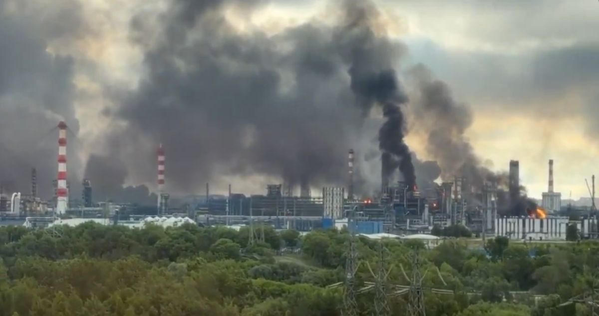 refinería rusa incendiándose