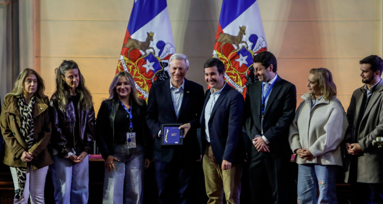 Tras recorrer todas las regiones del país: UDI entrega a presidente Kast su "Agenda Social para Chile"
