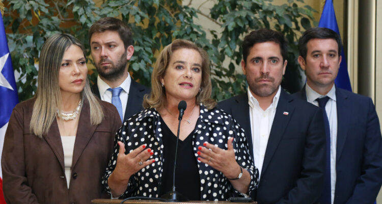 UDI exige al CDE querellarse contra más de 1.800 beneficiarios de Becas Chile que no volvieron al país