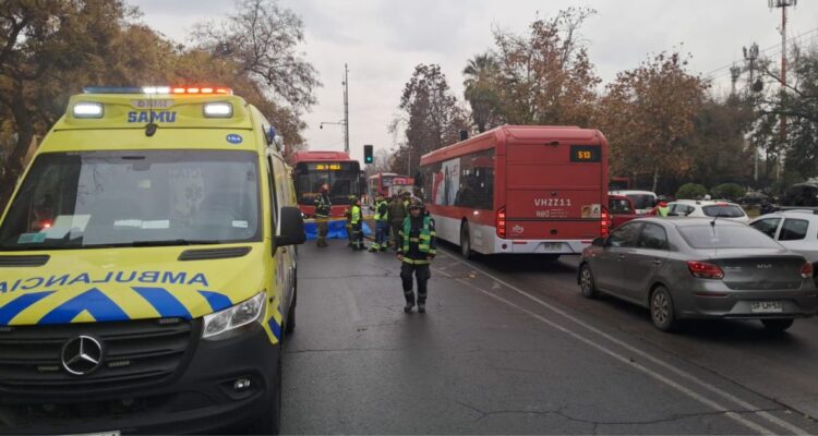 Un fallecido deja atropello protagonizado por bus RED en Santiago: víctima cruzaba paso peatonal