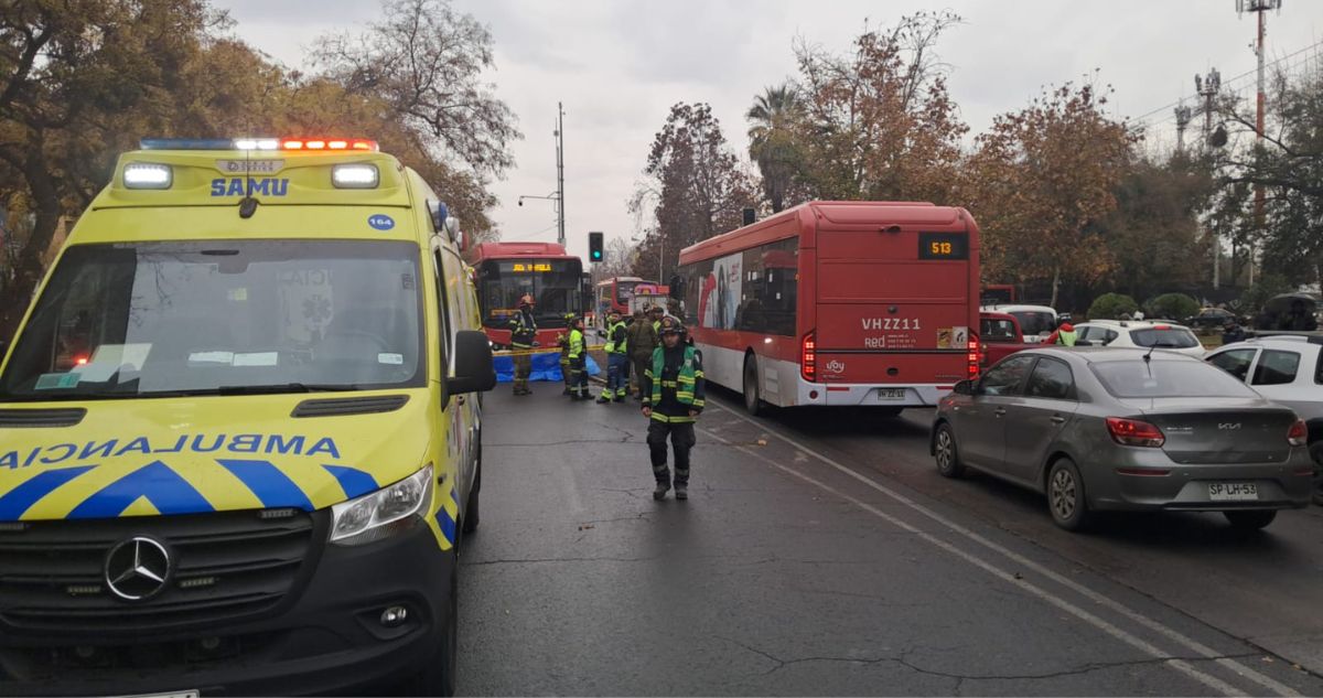 Un fallecido deja atropello protagonizado por bus RED en Santiago: víctima cruzaba paso peatonal