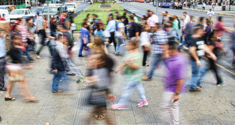 Gente caminando rápido.