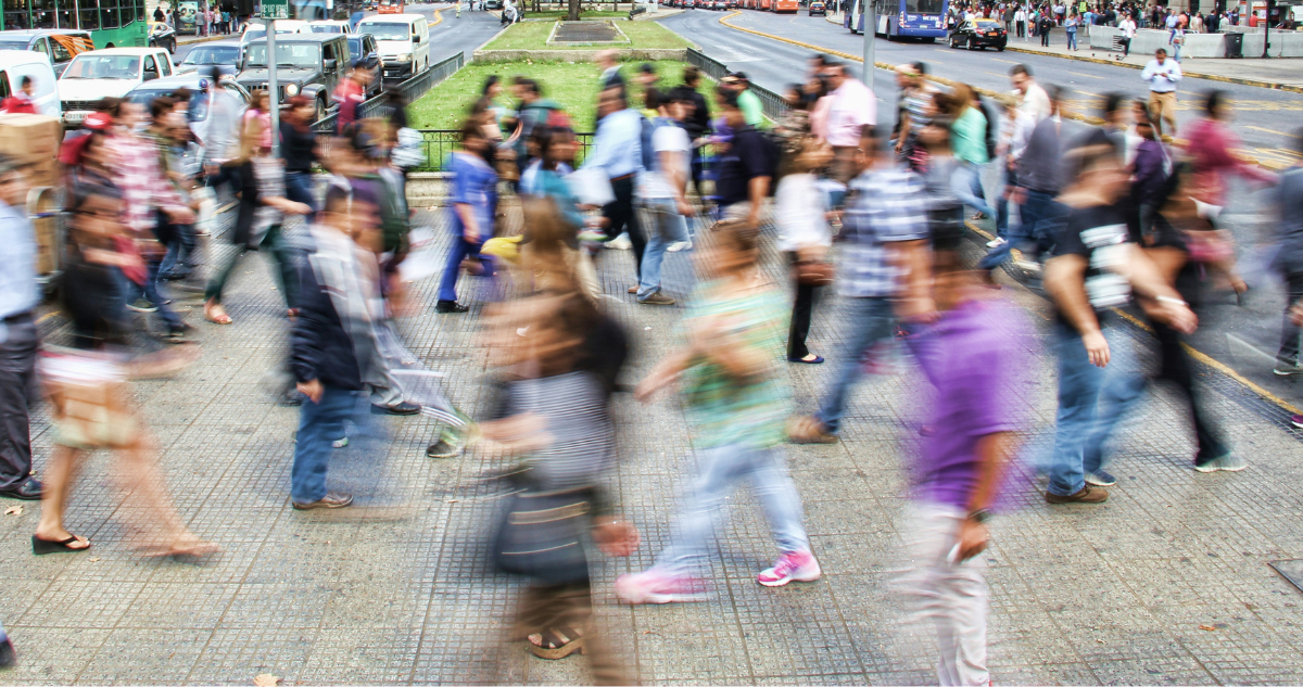 Gente caminando rápido.