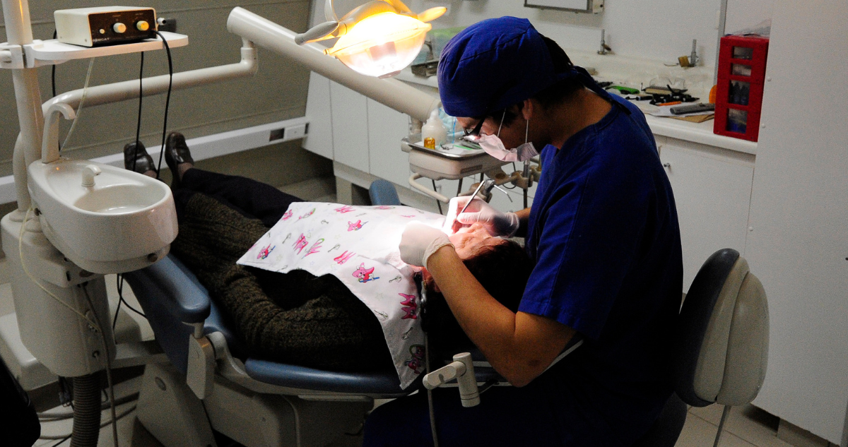 Persona recibiendo atención odontológica.