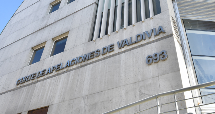 https://media.biobiochile.cl/wp-content/uploads/2026/06/valdivia-dejan-fuera-a-seremi-de-seguridad-de-investigacion-por-comercio-ilegal-de-productos-del-mar-750x400.png
