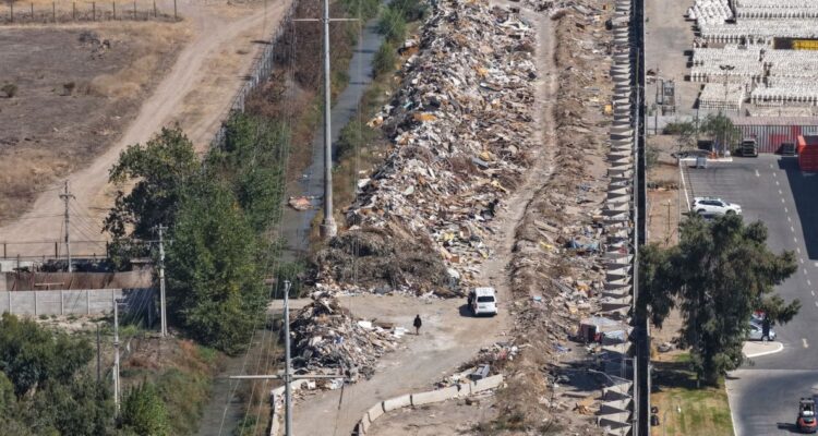 “Vertedero ilegal”: Municipalidad de Maipú se querella por depósito ilegal de basura en Las Industrias
