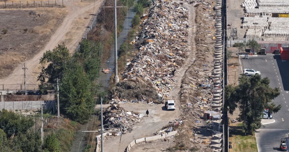 “Vertedero ilegal”: Municipalidad de Maipú se querella por depósito ilegal de basura en Las Industrias