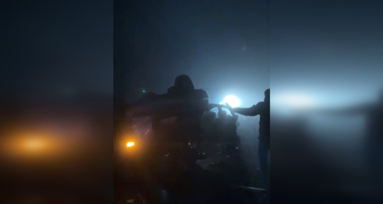 Al menos dos personas lesionadas y un automóvil volcado deja colisión de vehículos en Viña del Mar