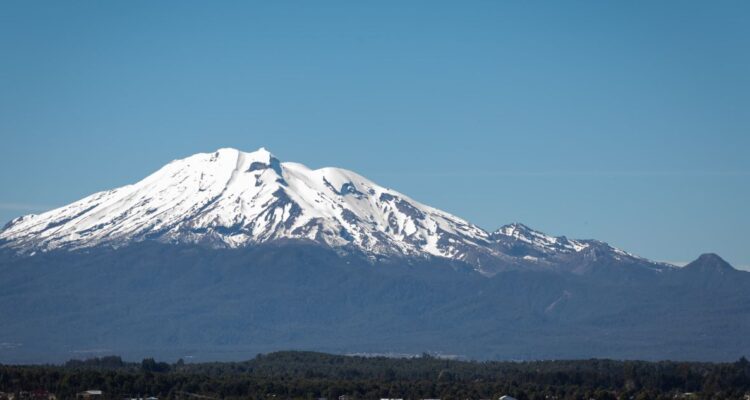 https://media.biobiochile.cl/wp-content/uploads/2026/06/volcan-calbuco-750x400.jpg