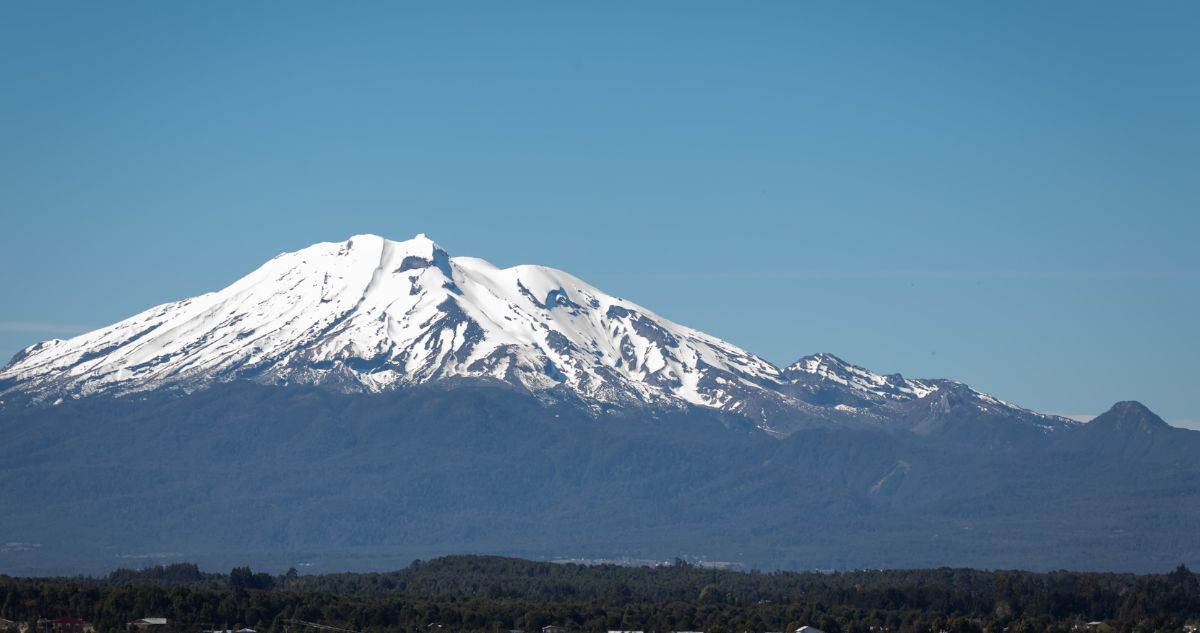 Condiciones climáticas complican rescate del cuerpo de senderista que murió en el volcán Calbuco
