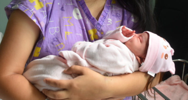 Fundación busca voluntarios para abrazar bebés en situación abandono: ahora incluye Concepción