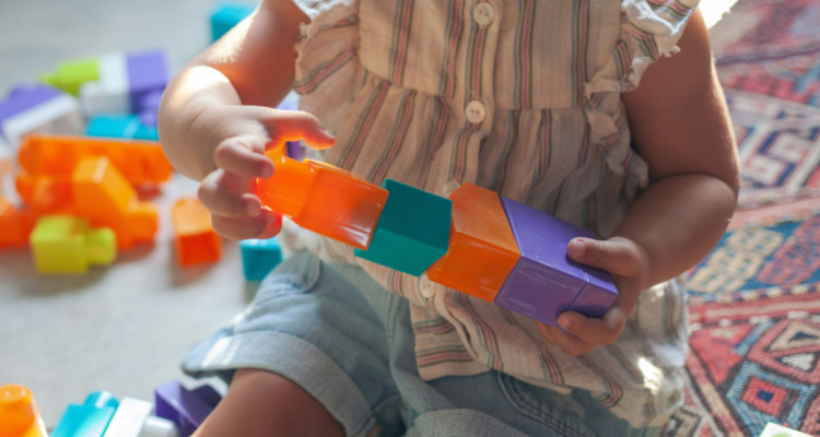Niña jugando