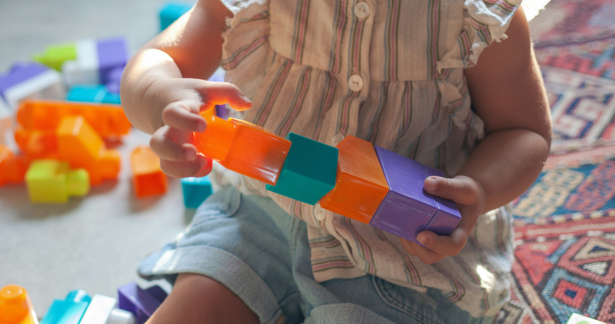 Niña jugando