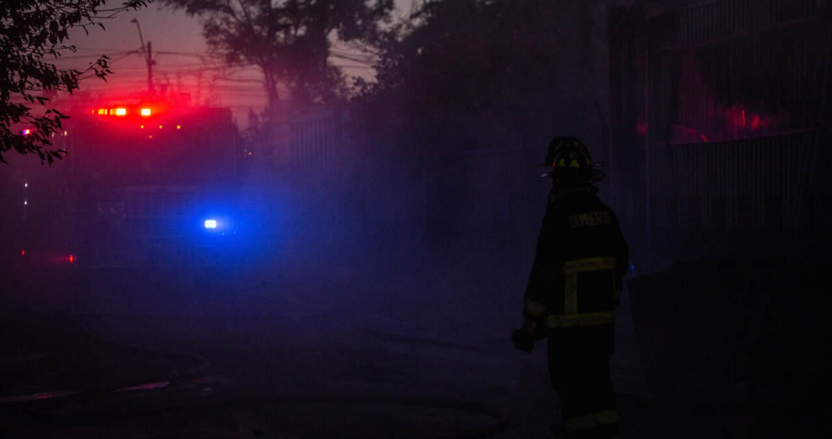 Voraz incendio destruyó casa fiscal ubicada junto a retén de Carabineros de Mehuín en Valdivia