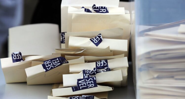 Comisión de la Cámara rechaza terminar con feriado electoral y respalda aumentar el permiso para votar