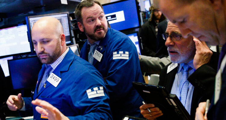 Wall Street parte junio con un nuevo triple récord mientras el IPSA vuelve a hundirse