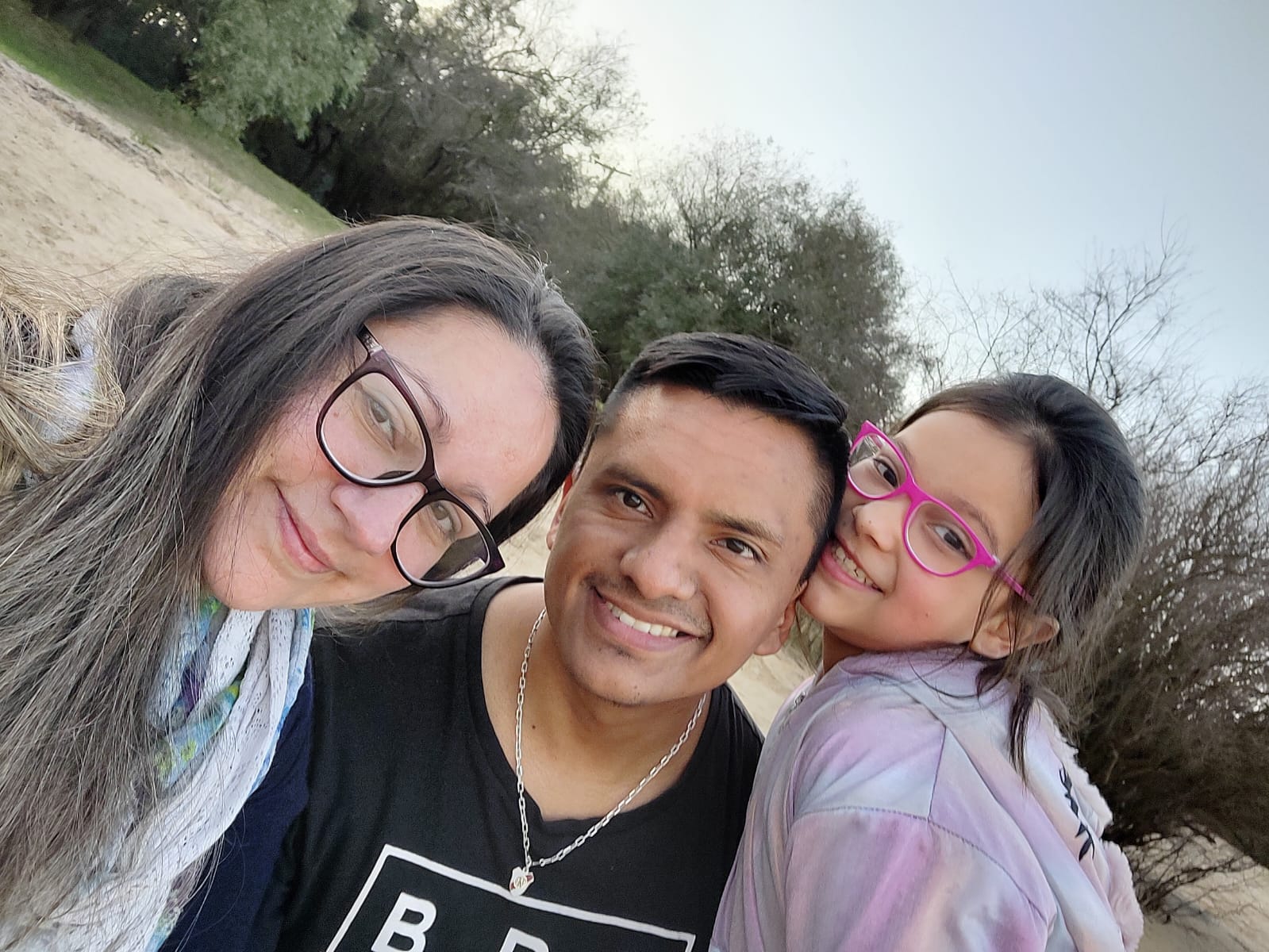 Devi, su esposo e hija