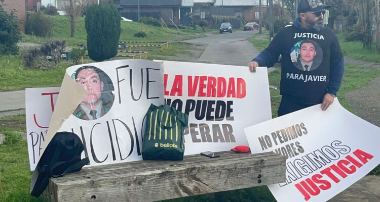 Familia de carabinero Figueroa se manifiesta en Puerto Varas: exigen acceso a la carpeta investigativa
