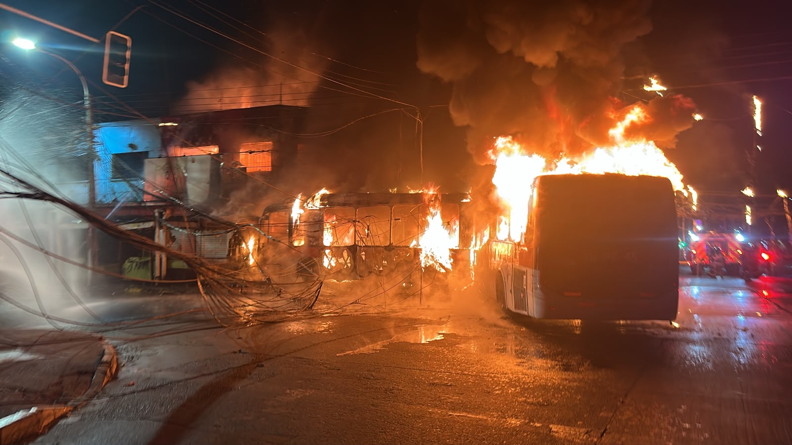 Bus RED protagoniza grave accidente en barrio Franklin: chocó con farmacia y todo terminó en incendio