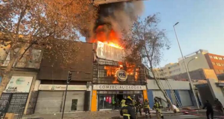 16 compañías de Bomberos combaten incendio en local comercial de Santiago