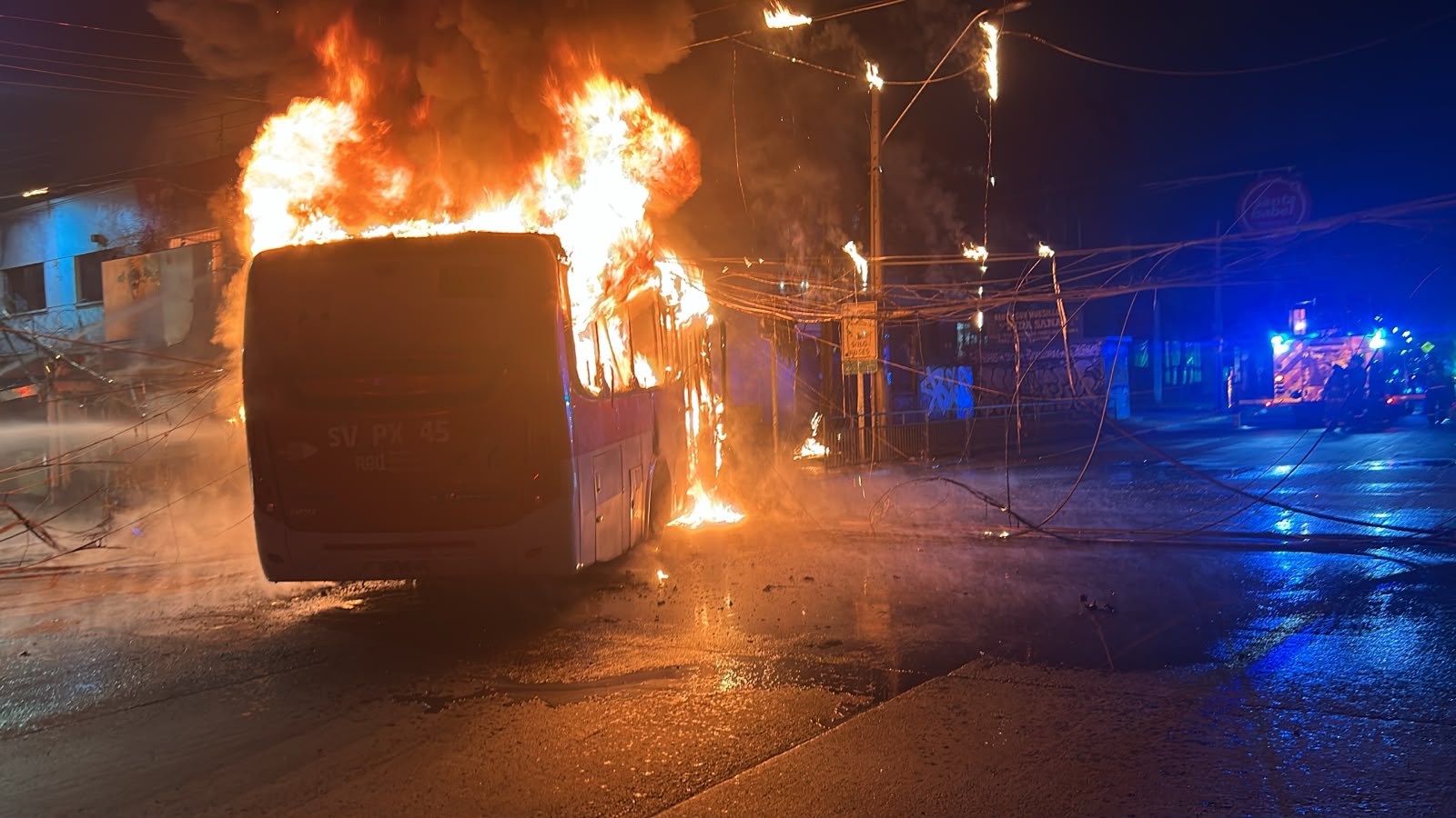 Bus RED protagoniza grave accidente en barrio Franklin: chocó con farmacia y todo terminó en incendio