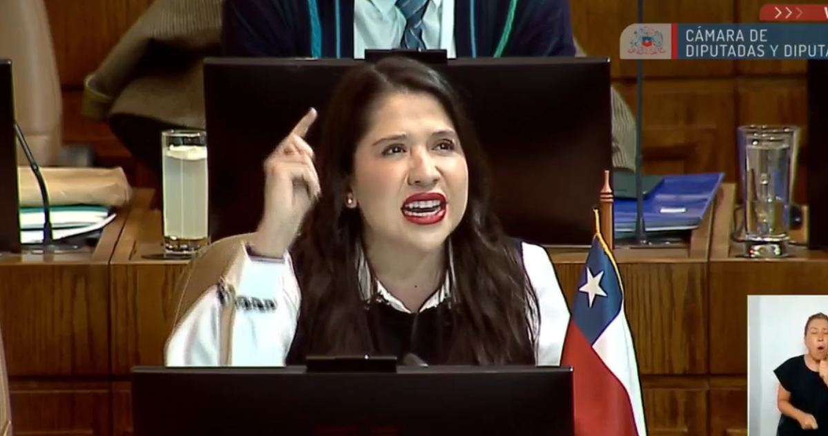 “Manga de cobardes y sinvergüenzas”: diputada Consuelo Veloso se lanza contra Kast y Quiroz y es llamada al orden en megarreforma
