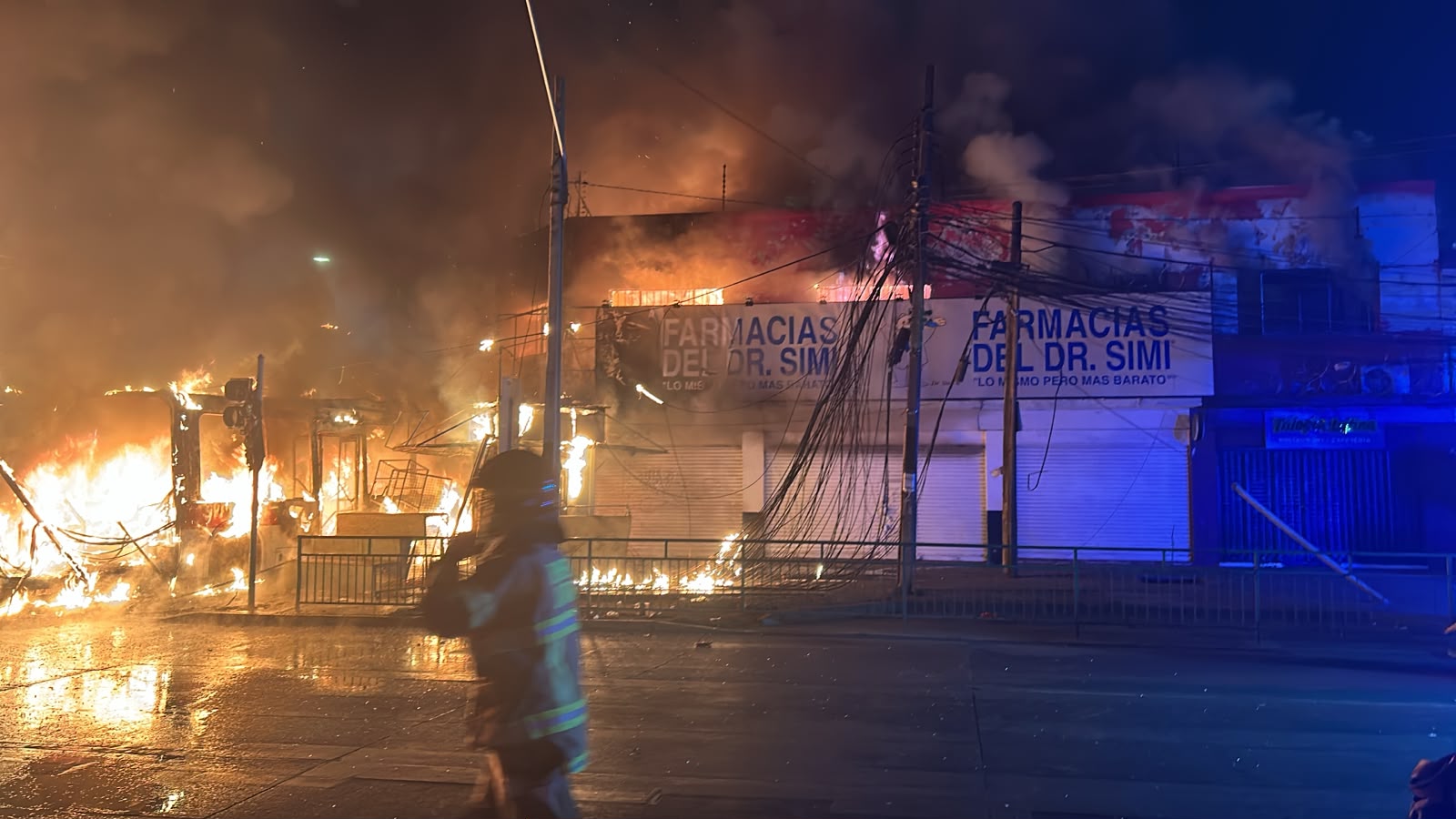 Bus RED protagoniza grave accidente en barrio Franklin: chocó con farmacia y todo terminó en incendio