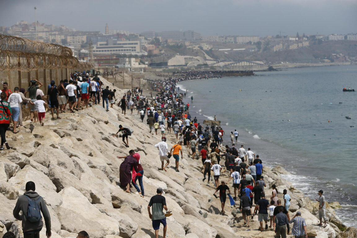 Personas intentando ingresar a Ceuta 