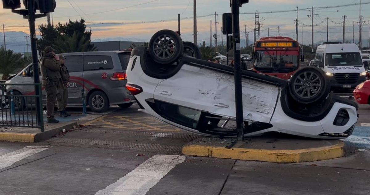 Vehículo termina volcado luego de colisión en Maipú: chofer habría sufrido descompensación