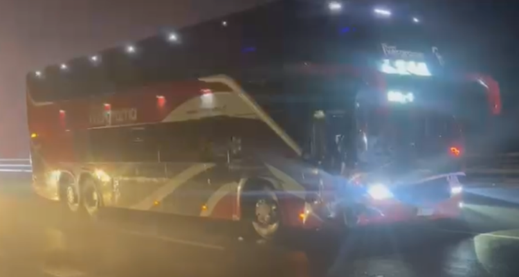 Un muerto y dos heridos deja accidente entre camioneta y dos buses en Ruta 5 Sur altura Talca