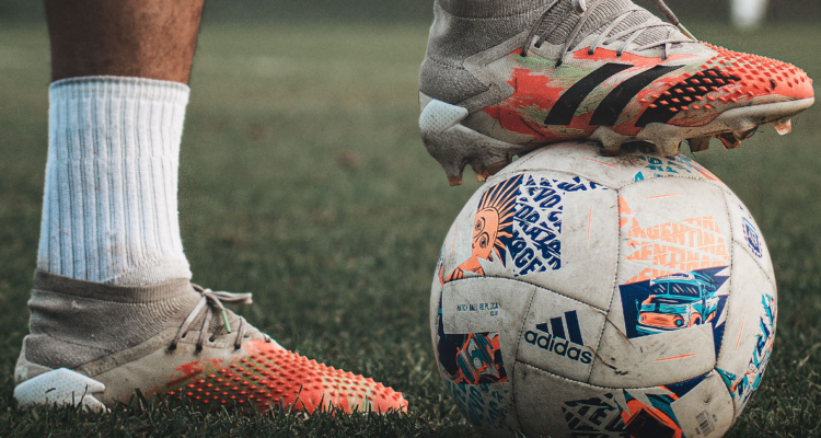 La inversión en Messi y Yamal le pasa la cuenta a Adidas: se encamina a su peor desplome en un día