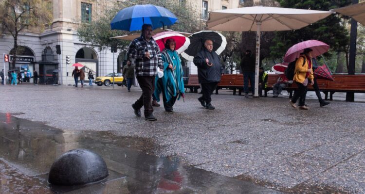 Advierten que últimas lluvias del sistema frontal en la RM alcanzarán los 20-25 mm durante el martes